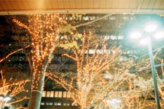 この電飾の写真は昨年(97年)末に新宿で撮影した写真を使っています