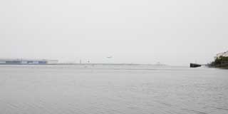 右には多摩運河の入り口、その右先には浮島があって…左手には小さいですが、羽田に着陸する飛行機が写っておりまする～ヽ(^.^;)丿この距離なんだねぇ…