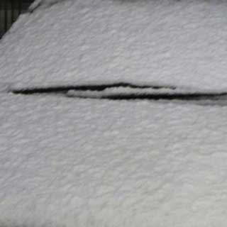近所の駐車場に停まってた車…22時頃撮影(^_^;)あら、真っ白…  とは言え、1cmも積もっていないんだろうけどなぁ…地面の方は雨だった影響もあり今のところぐちゃぐちゃ…(^_^;)