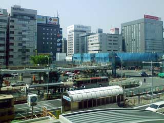 2008年4月30日の新横浜、駅ビルは出来てたけど、駅前の歩道橋なんかはまだ未完成の頃です…(^_^;)でもそれから5年以上経過してるってコトか…はー…