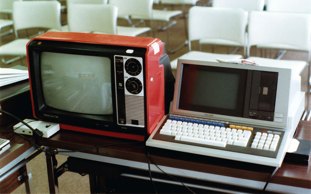 SHARP MZ-2000の画面をアナログのTVに…左の白い小さい箱はRFコンバータ(MZ-1X08)…のハズ(^_^;)、とあるイベント会場にて…