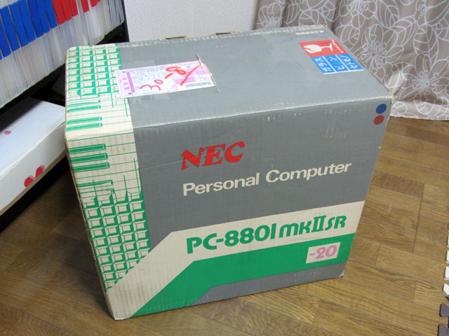 【PC8801mkIISR開封】かなり久々に引っ張り出したPC8801mkIISR…箱に入ってるし、本体もキーボードもビニールに包んでおりました(^_^;)