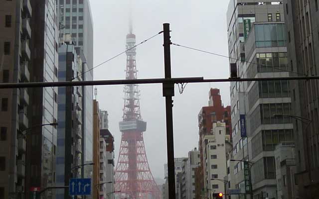 去年の日記絵では青空が背景な東京タワーだったのに、今日はてっぺんが見えないような天気と…(^_^;)