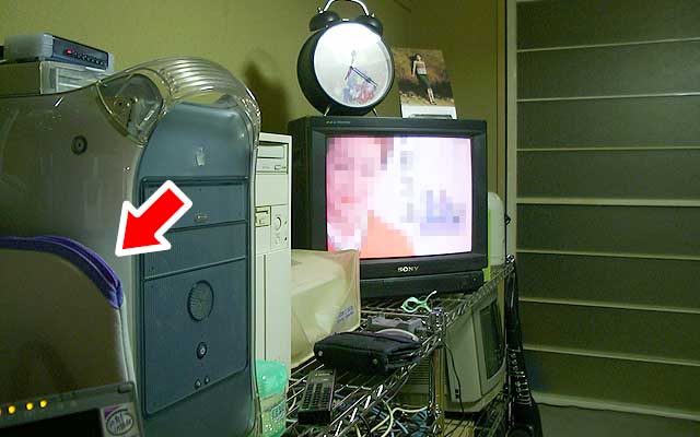 2001年9月22日0時過ぎに何故か撮っていた写真…矢印の先にCanon CanoScanN1220Uがケースに入って写ってる(^_^;)が購入日がいつか判らんw(その手前で光ってるLEDはちゃんどら、後ろはPowerMacG4、Windowsマシン…^_^;)