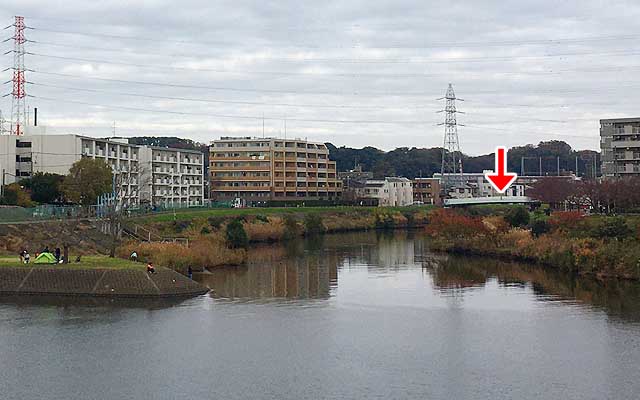 矢印のトコが先週写真撮ってた橋、川を渡ってこっち側まで歩いてきてるのに、距離が先週とあまり変わらんのは何故だ?ヽ(^.^;)丿