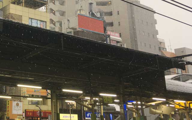 実は駅に着いた頃には降雪も穏やかに…(^_^;)作業中はビルの4階だったのですが、見下ろす家々の屋根や通りが白くなる位になっとったのですヽ(^.^;)丿