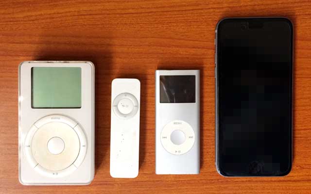 先日(10月19日)のAppleイベントの際にもお写真載せとりますが、今回は並べてみて…(^_^;)2001年10月23日(日本は24日)の初代iPod発表から20年だそーで…
