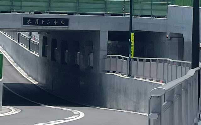 ご近所の元住吉駅アンダーパス、先週位から線路の下をくぐれるよーになってたみたいですが、通ってみたのは今日が初めてですたw