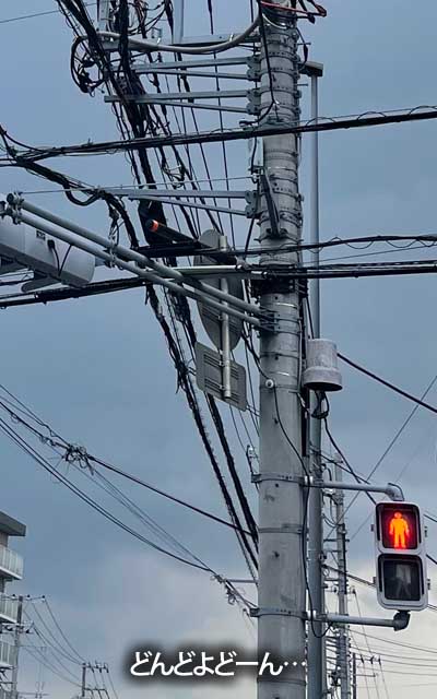 朝のあほ空とのキャップがヽ(^.^;)丿この後入ってきた情報では、使ってた路線のダイヤが乱れてしまったよーです…(^_^;)ちょっとだけ影響受けて帰り着いた感じか…(^_^;)行きも遅れてたのよなー…
