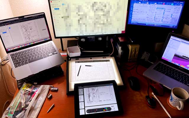 とある日の作業環境、何故かアナログwデジタルで行なっても、再度紙に描き直したり、紙に印刷するとか…色々とあってですな…(^_^;)自分は何屋さん?w